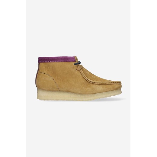 Clarks Originals mokasyny zamszowe Wallabee Boot damskie kolor brązowy na płaskim obcasie 26167961 ze sklepu PRM w kategorii Mokasyny damskie - zdjęcie 161398175
