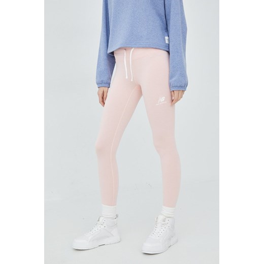 New Balance legginsy WP21556PIE damskie kolor różowy gładkie WP21556PIE-PIE ze sklepu PRM w kategorii Spodnie damskie - zdjęcie 161402249