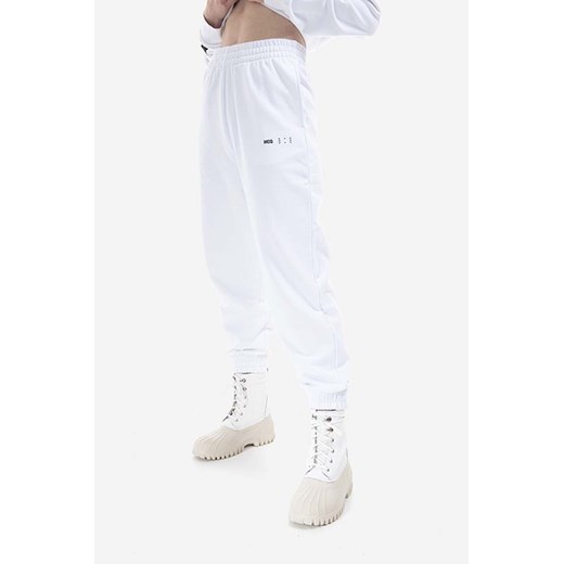 MCQ spodnie dresowe bawełniane kolor biały gładkie 676944RSJ769000-WHITE ze sklepu PRM w kategorii Spodnie damskie - zdjęcie 161410158