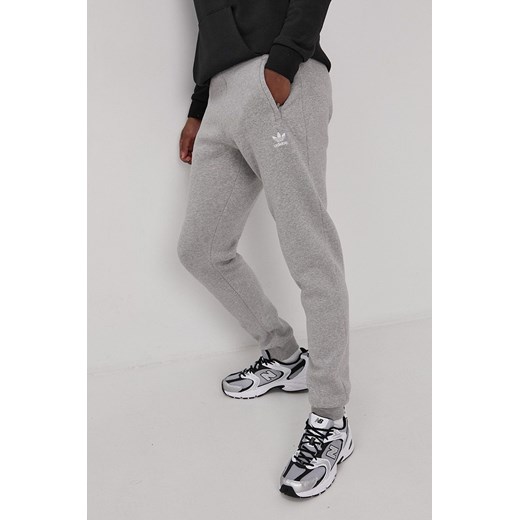 adidas Originals Spodnie H34659 męskie kolor szary gładkie H34659-MGREYH ze sklepu PRM w kategorii Spodnie męskie - zdjęcie 161411379