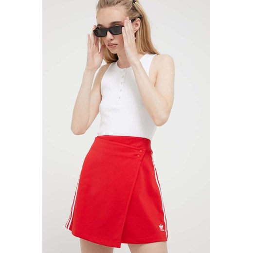 adidas Originals spódnica kolor czerwony mini prosta IC5477-CZERWONY ze sklepu PRM w kategorii Spódnice - zdjęcie 161415186