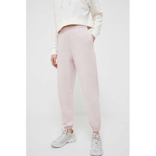 New Balance spodnie dresowe bawełniane kolor różowy gładkie WP31503SOI-SOI ze sklepu PRM w kategorii Spodnie damskie - zdjęcie 161415189