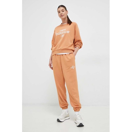 New Balance spodnie dresowe kolor pomarańczowy z nadrukiem WP31508SEI-SEI ze sklepu PRM w kategorii Spodnie damskie - zdjęcie 161416719