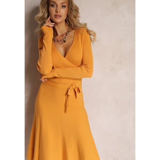 Żółta Rozkloszowana Sukienka Sweterkowa z Kopertowym Dekoltem Fiorrtte ze sklepu Renee odzież w kategorii Sukienki - zdjęcie 161420508