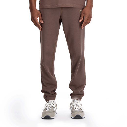Spodnie New Balance MP33509DUO - brązowe ze sklepu streetstyle24.pl w kategorii Spodnie męskie - zdjęcie 161439037