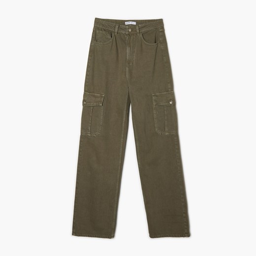 Cropp - Zielone jeansy straight z kieszeniami cargo - zielony ze sklepu Cropp w kategorii Jeansy damskie - zdjęcie 161441128