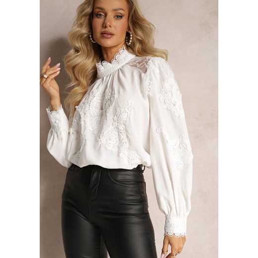 Biała Bluzka Ozdobiona Koronką z Półgolfem Esharice ze sklepu Renee odzież w kategorii Bluzki damskie - zdjęcie 161442105