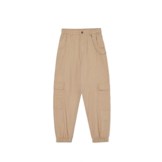 Cropp - Beżowe spodnie jogger cargo z łańcuchem - beżowy ze sklepu Cropp w kategorii Spodnie damskie - zdjęcie 161465436