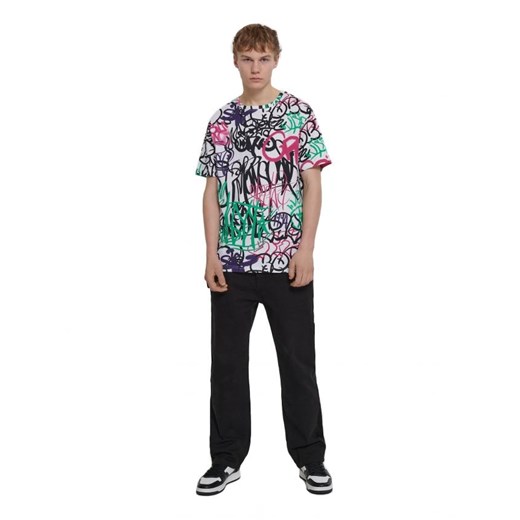 Cropp - T-shirt z nadrukiem all over w stylu graffiti - biały Cropp XL okazja Cropp
