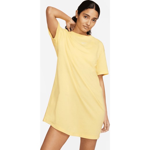 Sukienka Nike żółta z krótkimi rękawami oversize'owa mini luźna z okrągłym dekoltem 