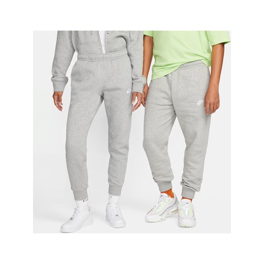 Joggery Nike Sportswear Club Fleece - Szary ze sklepu Nike poland w kategorii Spodnie męskie - zdjęcie 161521146