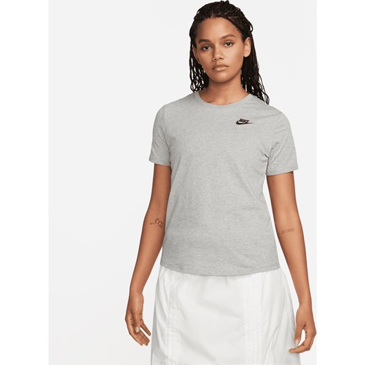 T-shirt damski Nike Sportswear Club Essentials - Szary ze sklepu Nike poland w kategorii Bluzki damskie - zdjęcie 161521907