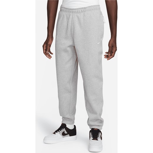 Męskie spodnie z dzianiny Nike Solo Swoosh - Szary ze sklepu Nike poland w kategorii Spodnie męskie - zdjęcie 161522487