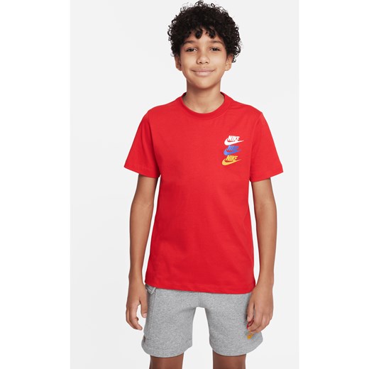 T-shirt dla dużych dzieci (chłopców) Nike Sportswear Standard Issue - Czerwony ze sklepu Nike poland w kategorii T-shirty chłopięce - zdjęcie 161524795
