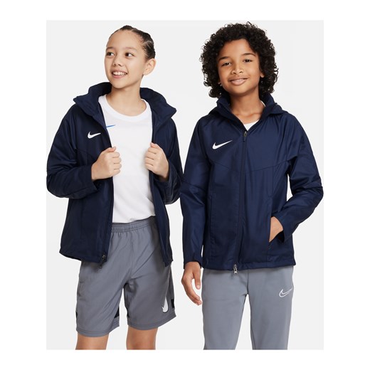 Przeciwdeszczowa kurtka piłkarska dla dużych dzieci Nike Storm-FIT Academy23 - Niebieski ze sklepu Nike poland w kategorii Kurtki chłopięce - zdjęcie 161525085