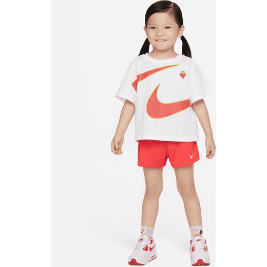 Zestaw T-shirt i spodenki dla maluchów Nike - Czerwony ze sklepu Nike poland w kategorii Komplety dziewczęce - zdjęcie 161526135