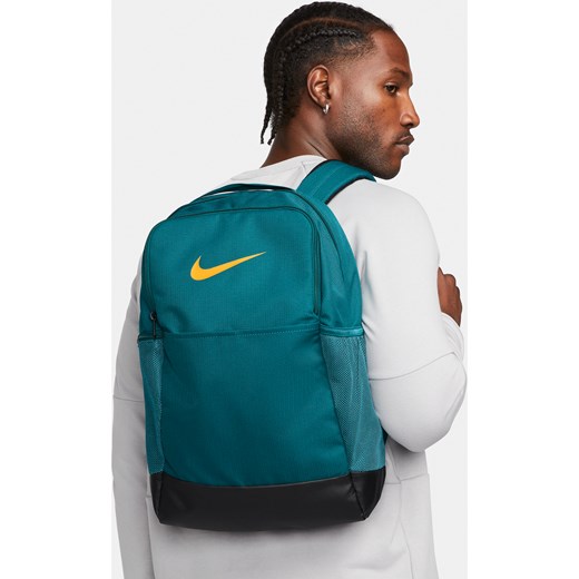 Plecak treningowy Nike Brasilia 9.5 (rozmiar M, 24 l) - Zieleń ze sklepu Nike poland w kategorii Plecaki - zdjęcie 161526326