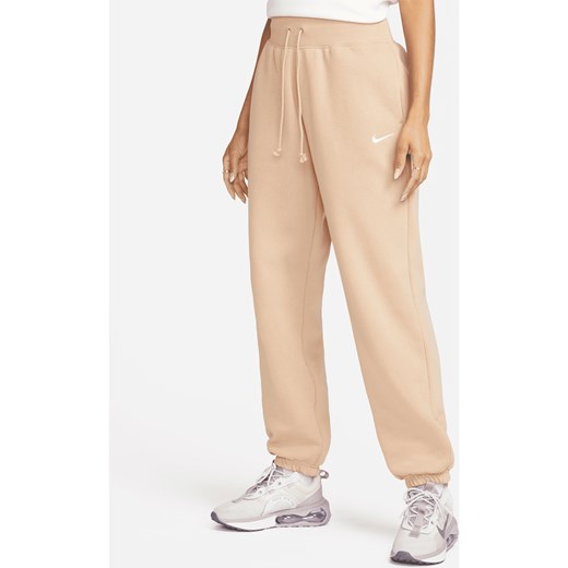 Damskie spodnie dresowe o kroju oversize z wysokim stanem Nike Sportswear Phoenix Fleece - Brązowy ze sklepu Nike poland w kategorii Spodnie damskie - zdjęcie 161526359
