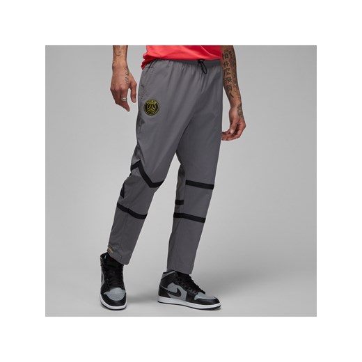 Męskie spodnie z tkaniny Paris Saint-Germain - Szary ze sklepu Nike poland w kategorii Spodnie męskie - zdjęcie 161526529