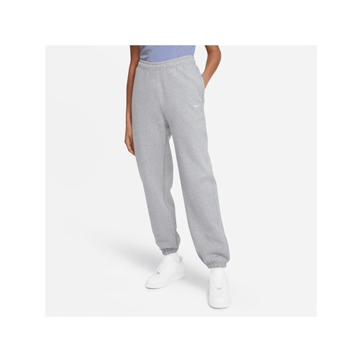 Damskie spodnie z dzianiny Nike Solo Swoosh - Szary ze sklepu Nike poland w kategorii Spodnie damskie - zdjęcie 161527267
