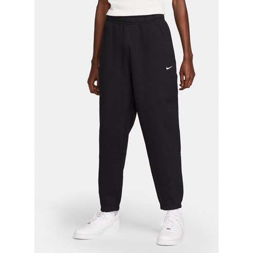 Męskie spodnie z dzianiny Nike Solo Swoosh - Czerń ze sklepu Nike poland w kategorii Spodnie męskie - zdjęcie 161527498