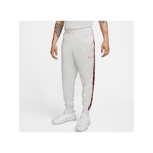 Joggery męskie Nike Sportswear Repeat - Biel ze sklepu Nike poland w kategorii Spodnie męskie - zdjęcie 161527649