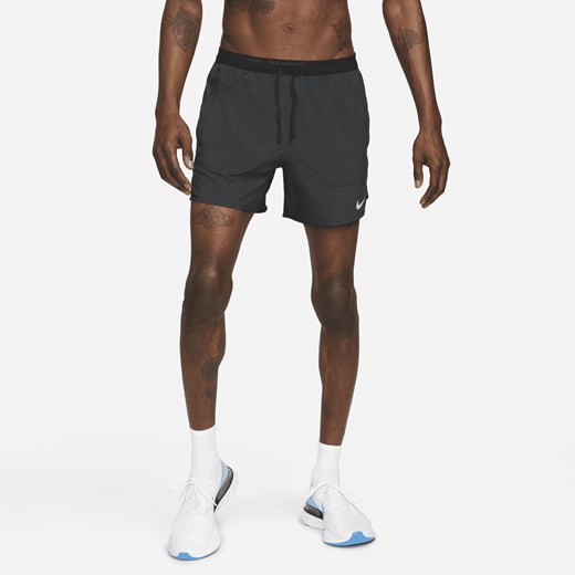 Czarne spodenki męskie Nike z poliestru 