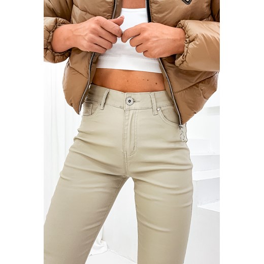 Beżowe spodnie z imitacji skóry plus size ze sklepu olika.com.pl w kategorii Spodnie damskie - zdjęcie 161564507