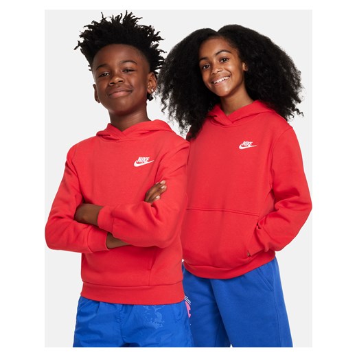 Bluza z kapturem dla dużych dzieci Nike Sportswear Club Fleece - Czerwony ze sklepu Nike poland w kategorii Bluzy chłopięce - zdjęcie 161610888