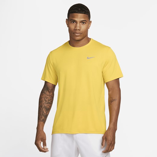 Żółty t-shirt męski Nike z krótkimi rękawami 