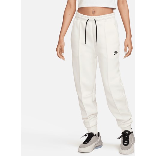 Damskie joggery ze średnim stanem Nike Sportswear Tech Fleece - Brązowy ze sklepu Nike poland w kategorii Spodnie damskie - zdjęcie 161708517
