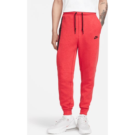 Joggery męskie Nike Sportswear Tech Fleece - Czerwony ze sklepu Nike poland w kategorii Spodnie męskie - zdjęcie 161708568