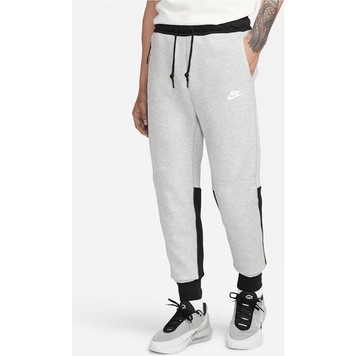Joggery męskie Nike Sportswear Tech Fleece - Szary ze sklepu Nike poland w kategorii Spodnie męskie - zdjęcie 161708589