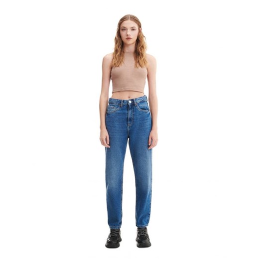 Cropp - Ciemnoniebieskie jeansy mom - niebieski ze sklepu Cropp w kategorii Jeansy damskie - zdjęcie 161770815
