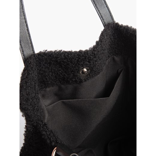Czarna shopper bag Gate poliestrowa futrzana na ramię średnia bez dodatków 