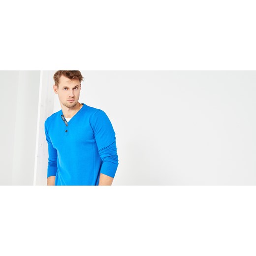 Sweter z kontrastową wstawką reserved niebieski 