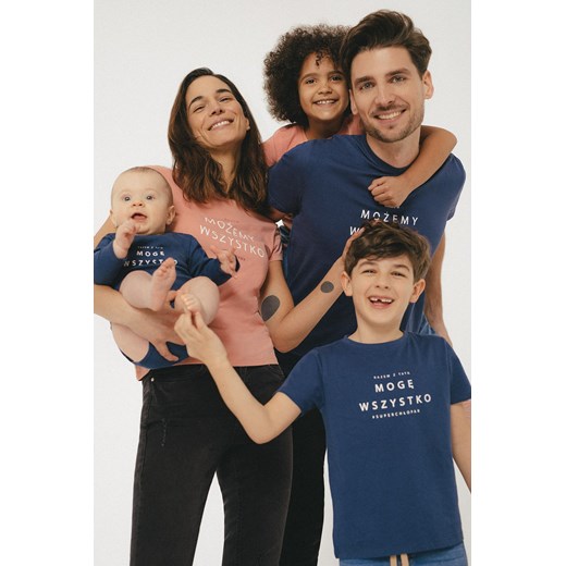 Bawełniany t-shirt chłopięcy z napisem Mogę Wszystko granatowy Family Concept By 5.10.15. 110 okazyjna cena 5.10.15
