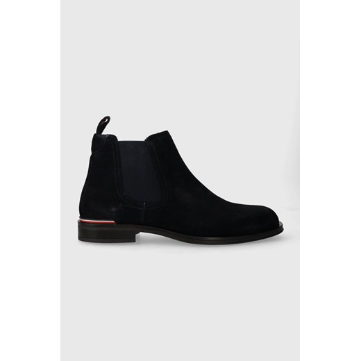 Tommy Hilfiger sztyblety zamszowe CORE RWB HILFIGER SUEDE CHELSEA męskie kolor granatowy FM0FM04757 ze sklepu ANSWEAR.com w kategorii Buty zimowe męskie - zdjęcie 161997946