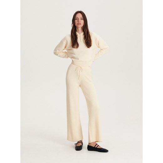 Reserved - Dzianinowe spodnie z bawełną - złamana biel ze sklepu Reserved w kategorii Spodnie damskie - zdjęcie 162028787