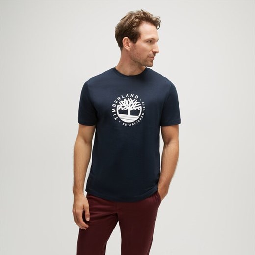 TIMBERLAND T-SHIRT SS REFIBRA LOGO GRAPHIC TEE REGULAR ze sklepu Timberland w kategorii T-shirty męskie - zdjęcie 162064906