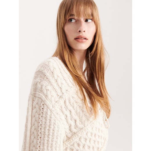 Sweter damski Reserved z dekoltem w serek 