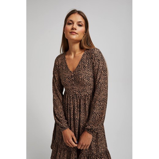 Wzorzysta sukienka z falbaną S Moodo.pl
