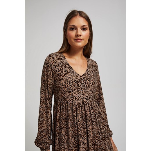 Wzorzysta sukienka z falbaną S Moodo.pl