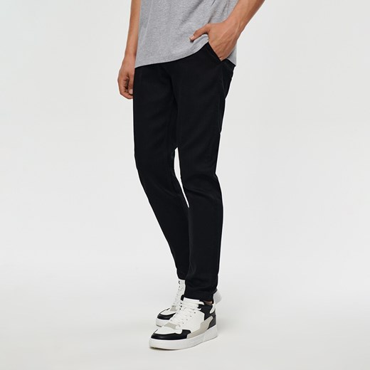 Czarne jeansy carrot fit z kieszeniami chino - Czarny House 30/32 House