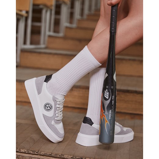 Estro: Szaro-białe sneakersy damskie ze skóry i weluru naturalnego ze sklepu Estro w kategorii Buty sportowe damskie - zdjęcie 162111516