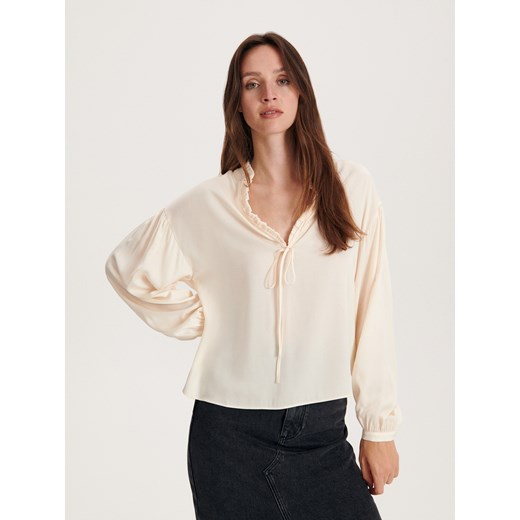 Reserved - Satynowa bluzka z ozdobnym dekoltem - złamana biel ze sklepu Reserved w kategorii Bluzki damskie - zdjęcie 162160607