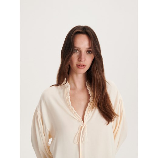 Reserved - Satynowa bluzka z ozdobnym dekoltem - Kremowy Reserved M Reserved