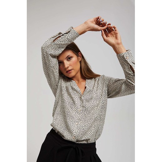 Bluzka damska Moodo.pl z wiskozy jesienna w groszki z dekoltem w serek 