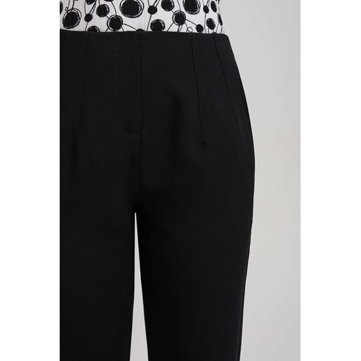 Spodnie z prostą nogawką czarne ze sklepu Moodo.pl w kategorii Spodnie damskie - zdjęcie 162162739