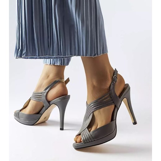 Sandały damskie z tworzywa sztucznego szare na szpilce z klamrą 